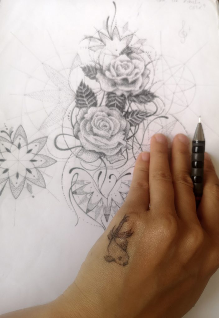 Photo d'un dessin pour un tatouage en cours de création